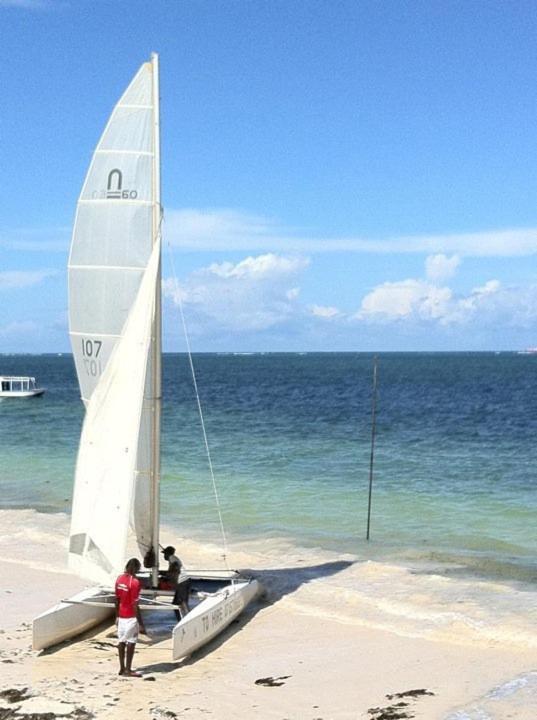 Kenya Bay Beach Hotel Bamburi Exterior photo