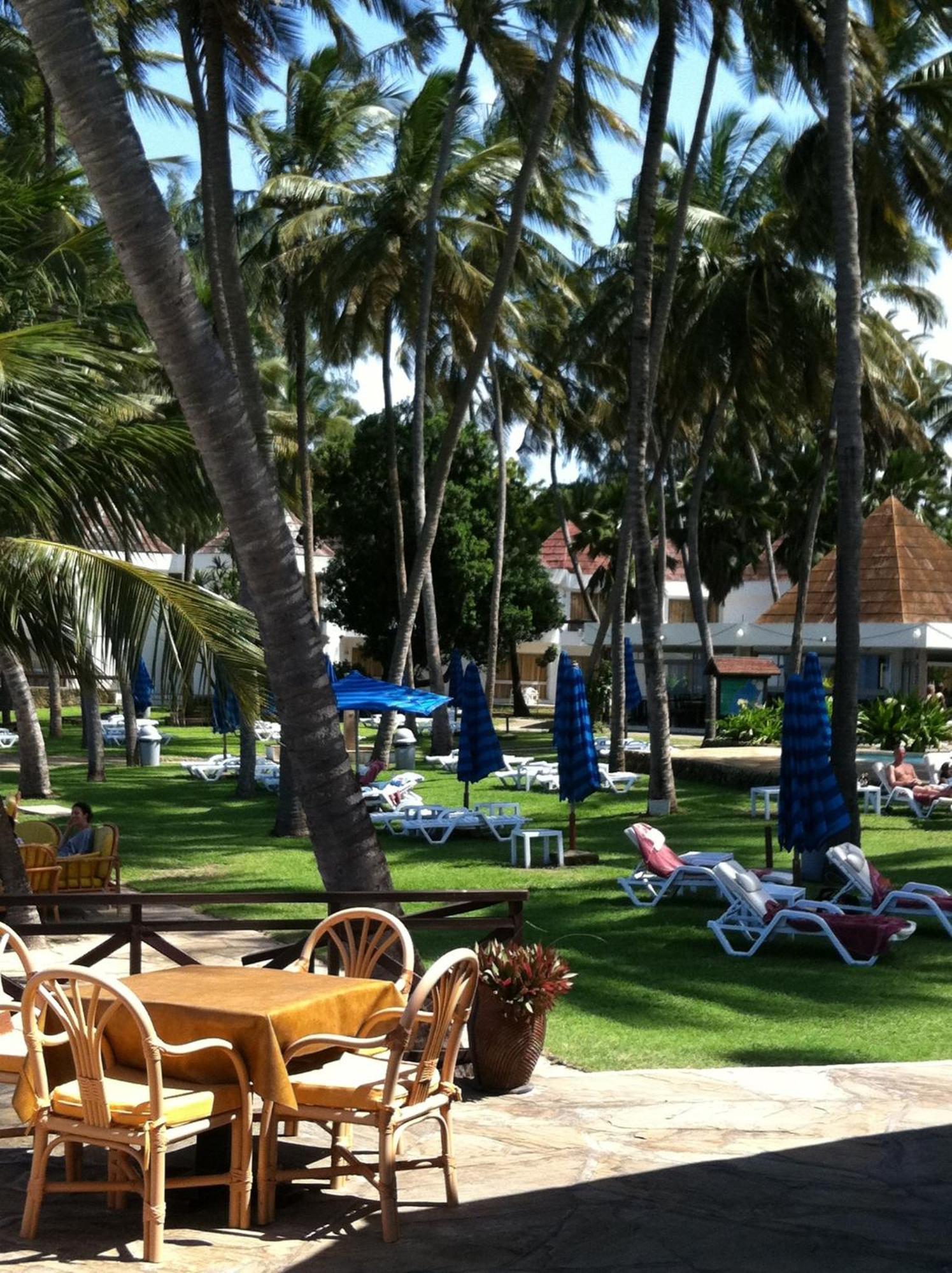 Kenya Bay Beach Hotel Bamburi Exterior photo